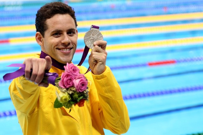 Thiago Pereira exibe a medalha de prata na natação. Ele superou Michael Phelps nos 200m medley |