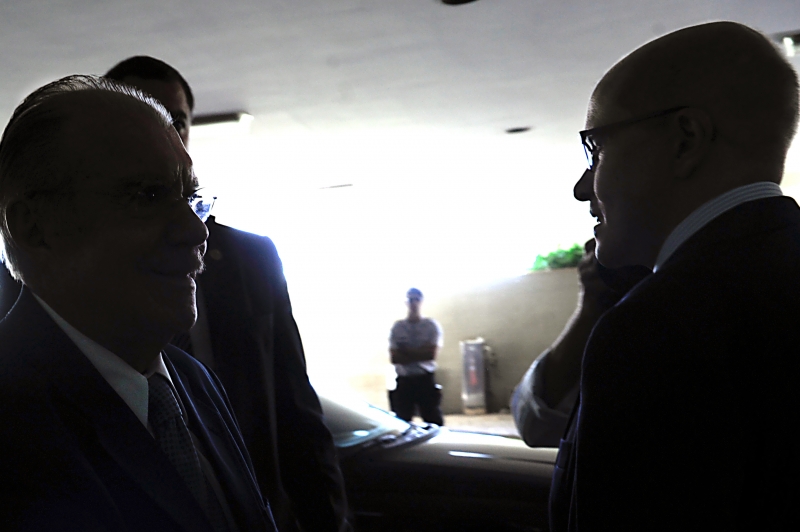 Presidente do Senado, José Sarney, conversa Demostenes Torres, na véspera do julgamento de cassação do mesmo pela Casa | Fabio Rodrigues Pozzebom/ABr