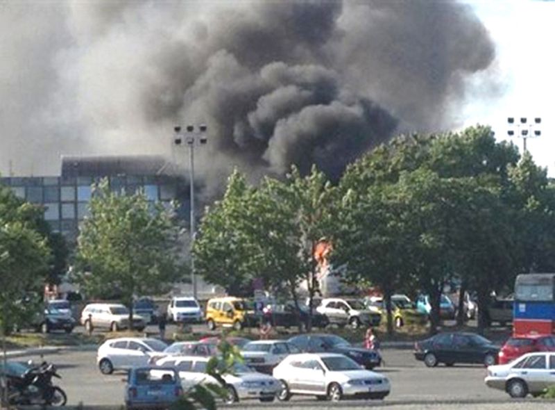 Fumaça é vista do aeroporto da Bulgária | REUTERS/Stringer