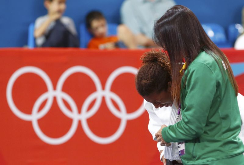 Rafaela Silva recebe o consolo de Rosicléia ainda na saída do tatame | Darren Staples/ Reuters