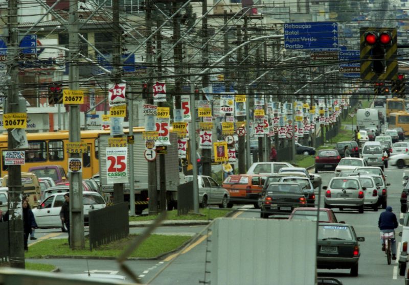 Em 2000 a propaganda eleitoral nos postes era pemitida, o que deixava a cidade completamente poluída visualmente | Antonio Costa/Gazeta do Povo