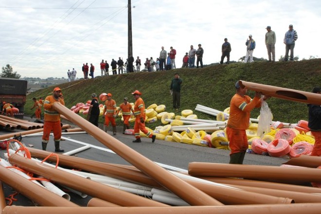Carga de um dos caminhões se espalhou pela pista |