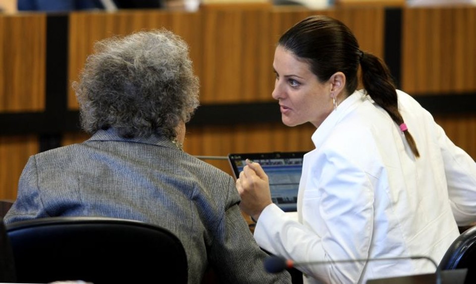Dona Lourdes (de costas) e Renata Bueno: a mais assídua nas sessões da Câmara de Curitiba ao lado da campeã de faltas | Valterci Santos/ Arquivo Gazeta do Povo