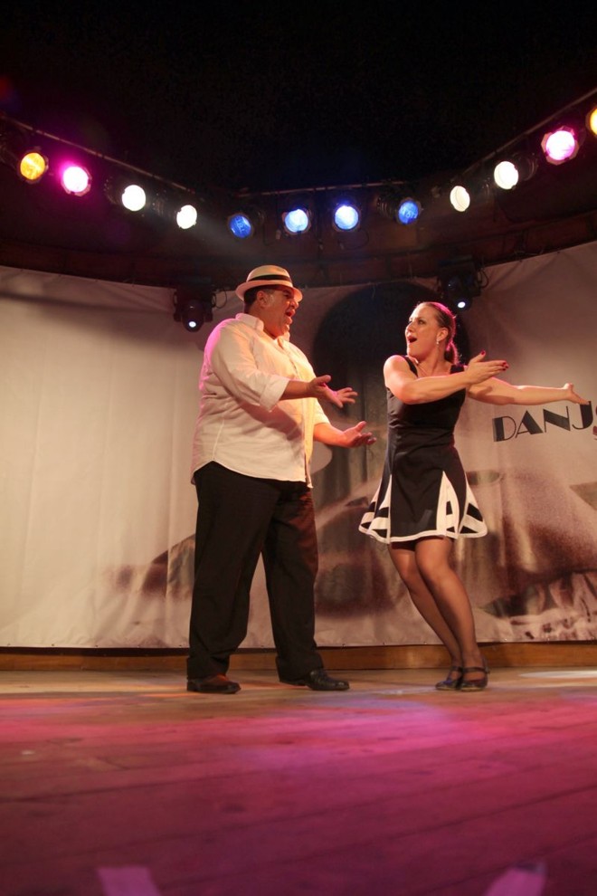 Reynaldo Accioly Filho (Reizinho) e Ilana Lerner em pas de deux moderno na mesma festa |