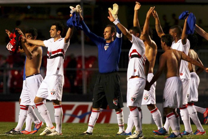 Capitaneados por Rogério Ceni, jogadores são-paulinos comemoram após a goleada sobre o Flamengo | Wagner Carmo / Vipcomm