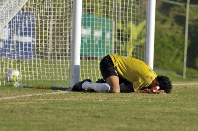 Saco de pancadas: o goleiro Paulo Ricardo, que enfrentou o Paraná (derrota por 3 a 0), lamenta um dos gols da partida |