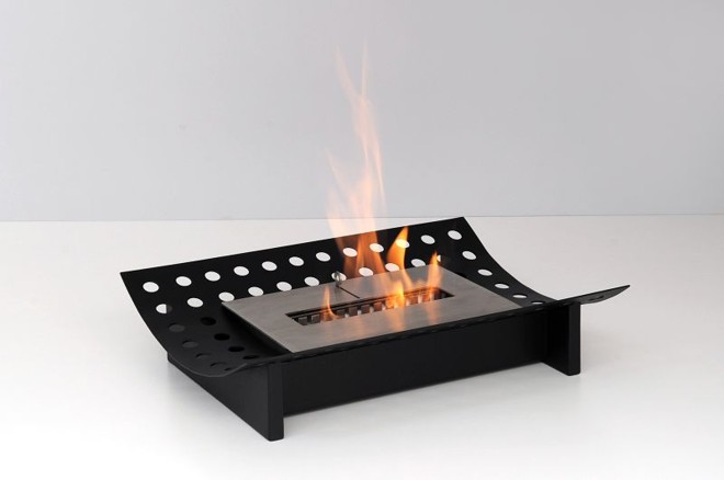 As chamas da lareira elétrica são reproduzidas em 3D e o aparelho aquece um espaço de 30 metros quadrados em 30 minutos |