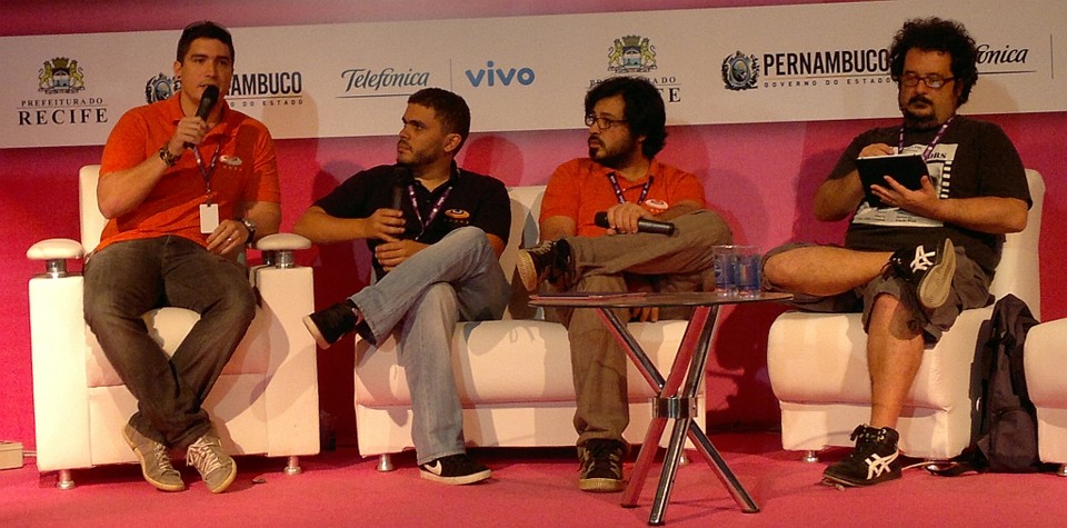 Da esquerda para a direita, os engenheiro do C.E.S.A.R Eduardo Araujo Oliveira, Felipe Ferraz, Kiev Gama e o mediador H.D. Mabuse | Luís Celso Jr./ Gazeta do Povo