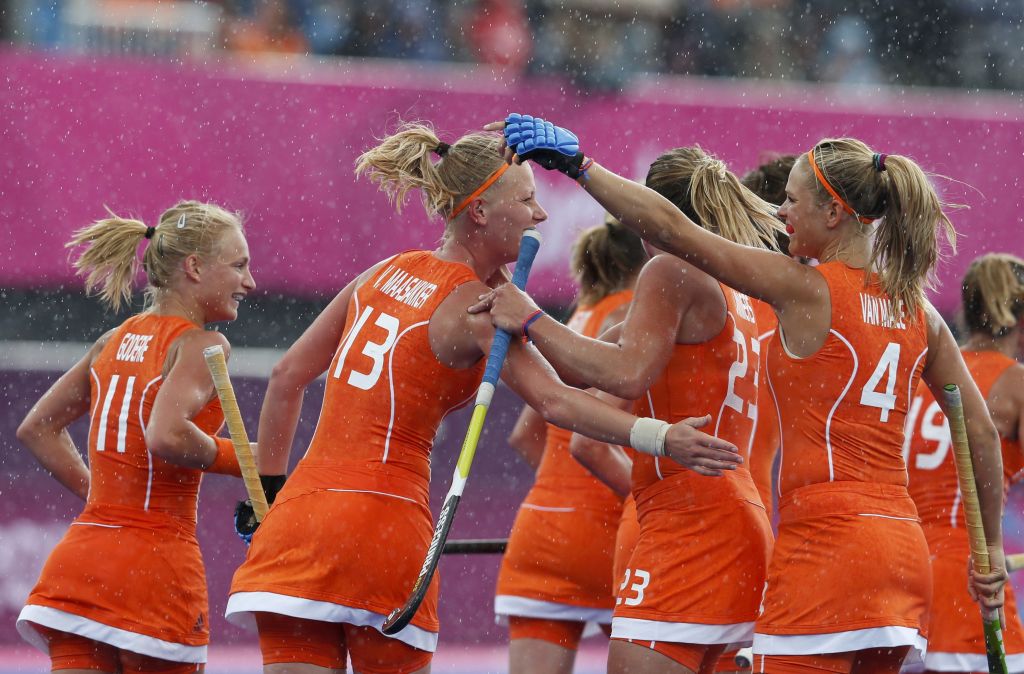Time holandês de hóquei na grama comemora após marcar um gol | Suzanne Plunkett / Reuters