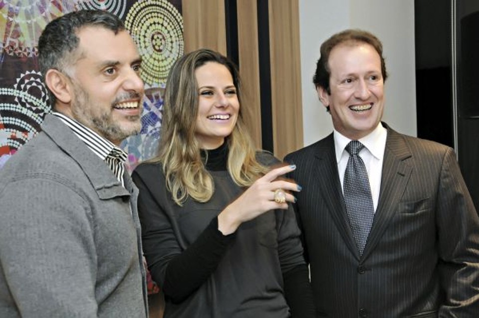 Os arquitetos e sócios Maurício Pinheiro Lima e Carla Mattioli (ambos à esq.) com o empresário Edson Marochi no coquetel em comemoração ao primeiro ano da Simmetria Ambienti, na última terça-feira. A dupla ganhou um Fiat Cinquecento por ter ficado em primeiro lugar no Clube SIMM, o programa de relacionamento da loja | Gerson Lima