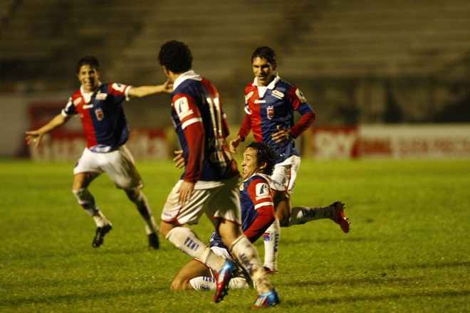 Alex Alves comemora o gol paranista que abriu o placar na Vila Capanema contra o Boa |