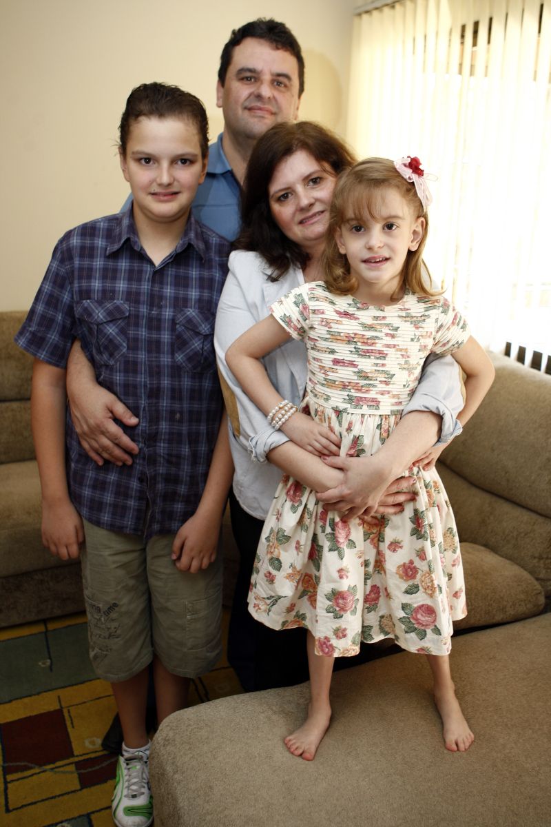 Maria Clara abraça a mãe Josélia, ao lado do pai, Airton, e do irmão, Airton Neto | Henry Milleo/ Gazeta do Povo