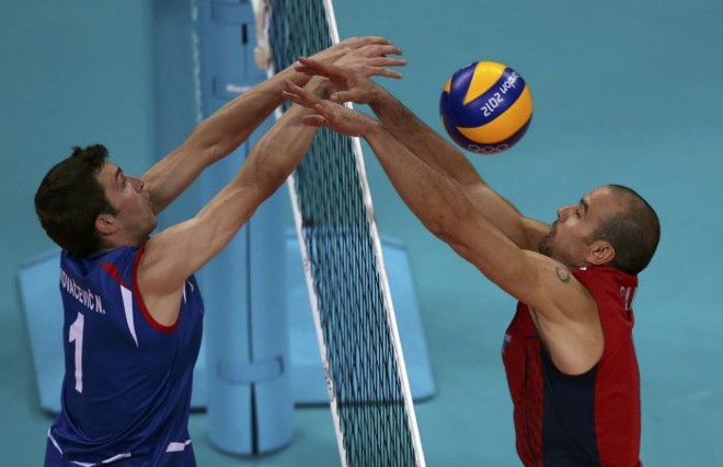 Sérvia (à esq.) foi batida pela seleção norte-americana na primeira rodada do vôlei |