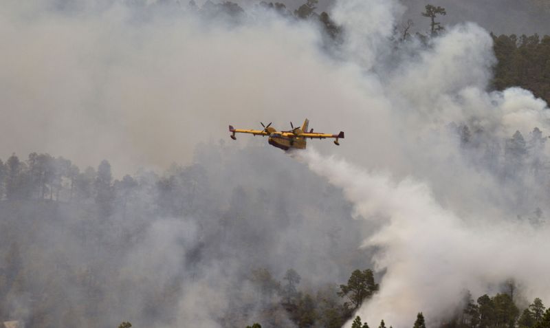 Aviões jogam água em parque em Vilaflor, nas Canárias, na tentativa de combater o incêndio | REUTERS/Santiago Ferrero