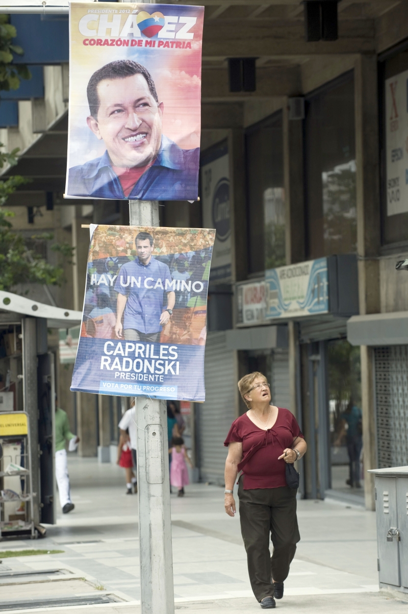 Cartazes da campanha presidencial de Chávez e seu opositor, Capriles, no centro de Caracas | Leo Ramirez/AFP