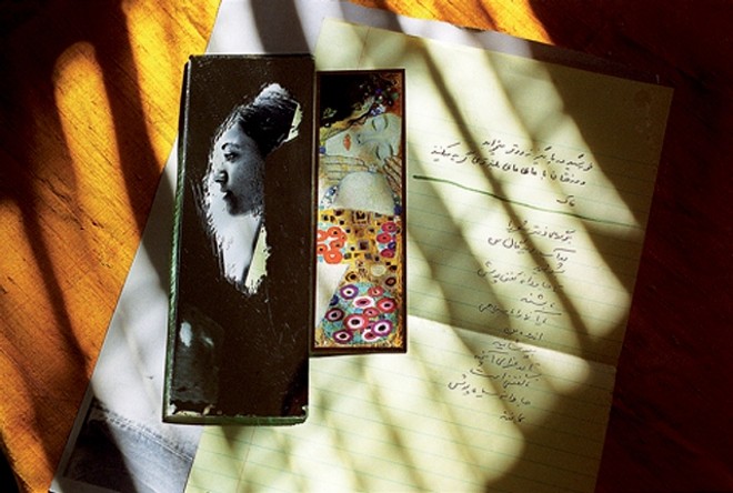 Série de Rana Javadi surgiu por conta da sua fascinação por fotografias antigas. A artista usa essas imagens do passado junto com novos elementos para lhes dar uma nova voz |