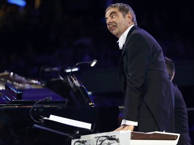 Mister Bean: Um dos momentos mais divertidos da apresentação londrina foi a participação de Rowan Atkinson como Mister Bean (foto). Sua missão era apertar a mesma tecla de um teclado para ajudar a tocar a música tema de Carruagens de Fogo. Deu um show de caretas e mímicas, mostrando que o humor britânico também tem graça |
