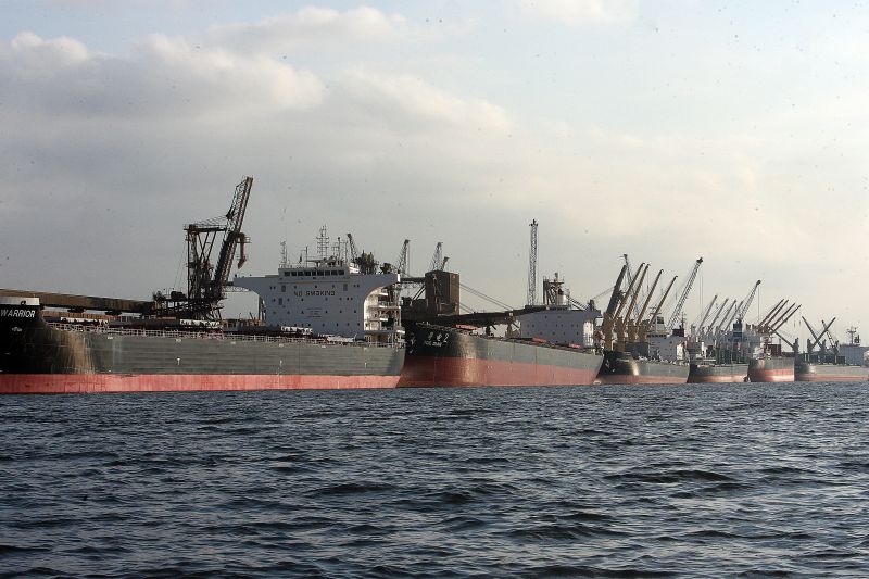 Neste fim de semana, apenas 21 dos 127 navios em espera devem conseguir atracar em Paranaguá | Felipe Rosa/ Gazeta do Povo