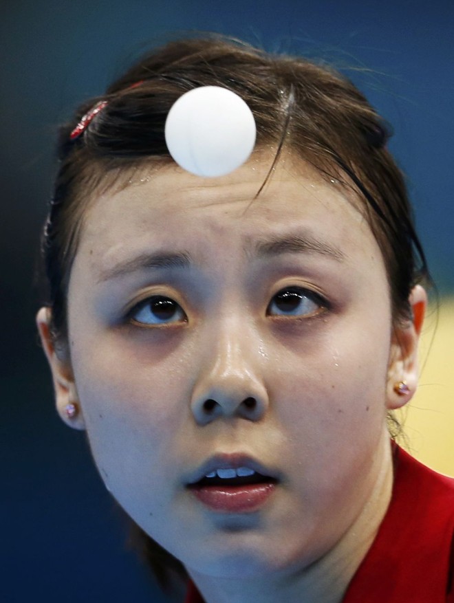 Mesa-tenista americana Ariel Hsing não tira o olho da bolinha |
