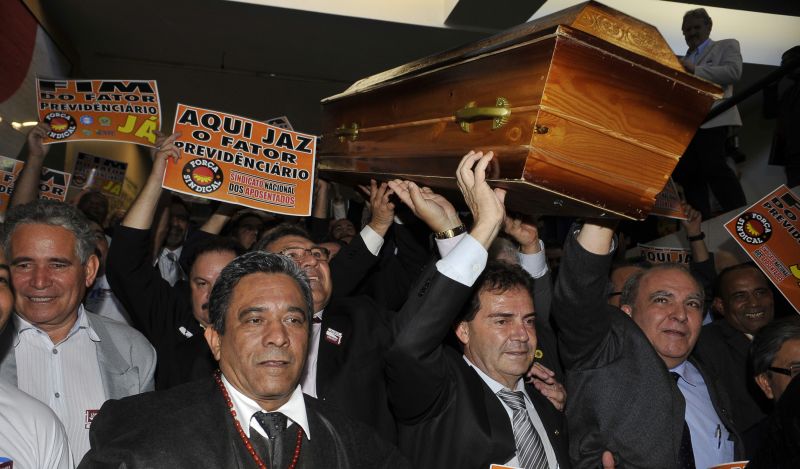 Sindicalistas e deputados encenam o enterro do fator previdenciário: manifestação não surtiu efeito e Planalto conseguiu adiar a votação do projeto na Câmara | Valter Campanato/ABr