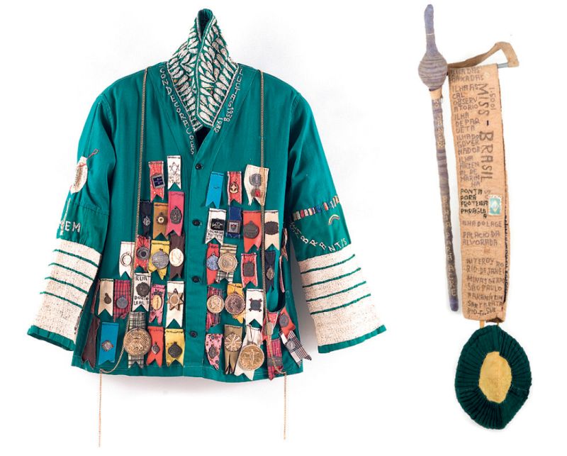 O manto Lutas (1938-1982) (à esq.) e a faixa Miss Brasil estão entre as 80 obras de Arthur Bispo do Rosário selecionadas por Wilson Lázaro para integrar a maior mostra dedicada ao artista no exterior | Reprodução