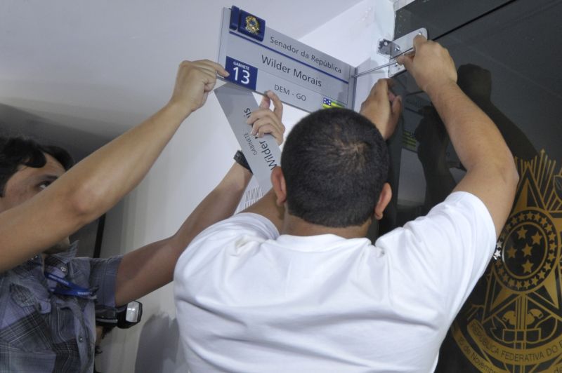 Servidores colocam o nome de Wilder na porta do gabiente que era de Demóstenes: posse teve quatro senadores presentes | José Cruz/ABr