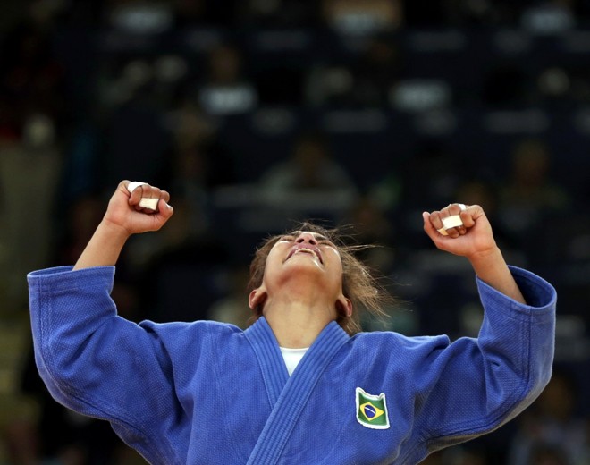 Sarah Menezes comemora o ouro olímpico, primeiro do judô feminino brasileiro |