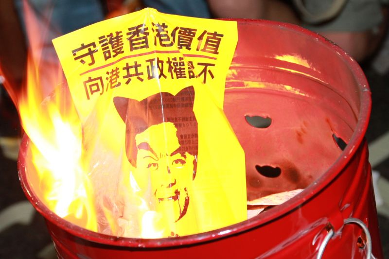 Manifestantes queimaram imagens dos governantes chineses | AFP