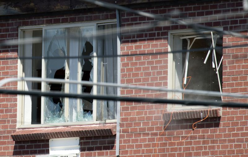 Artefato é explodido pela polícia em apartamento do atirador James Holmes, em Aurora, no Colorado | AFP PHOTO/DON EMMERT