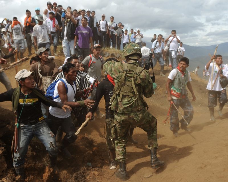 Os indígenas destruíram trincheiras e barricadas policiais | AFP PHOTO/Luis Robayo