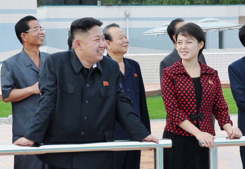 Líder norte-coreano Kim Jong-Un e uma mulher, que seria a sua esposa, visitam parque de diversões que está sendo construído em Pyongyang | REUTERS/KCNA (NORTH KOREA