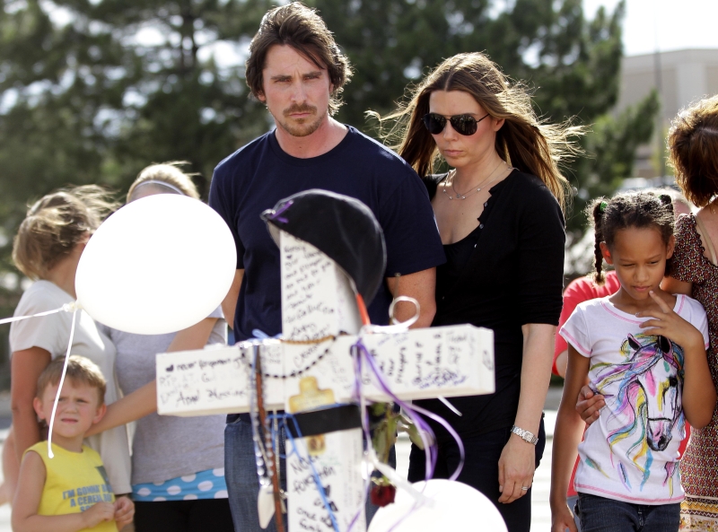 O ator Christian Bale, protagonista de Batman, durante visita ao memorial às vítimas de atirador na cidade de Aurora, no Colorado | Joshua Lott/Getty Images/AFP