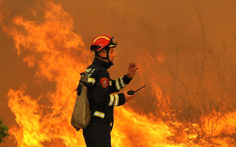 Bombeiro combate incêndio perto de Vrpolje, no Norte da Croácia | Stringer/AFP