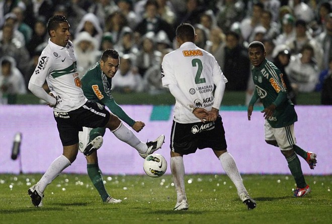 Daniel Carvalho tenta chute diante de Demerson e Jonas | 