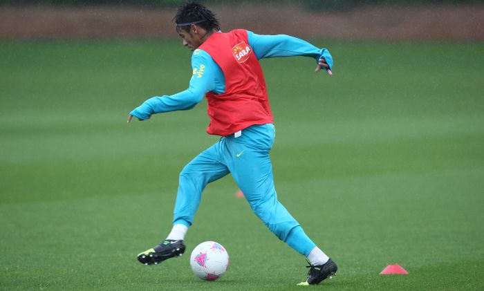 Neymar no primeiro treino com bola da seleção brasileira em Londres, nesta quarta-feira | Mowa Press