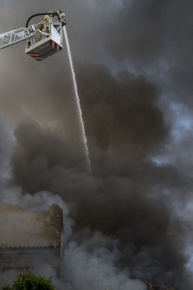 Bombeiros tentam apagar fogo em loja de artigos de festa | 