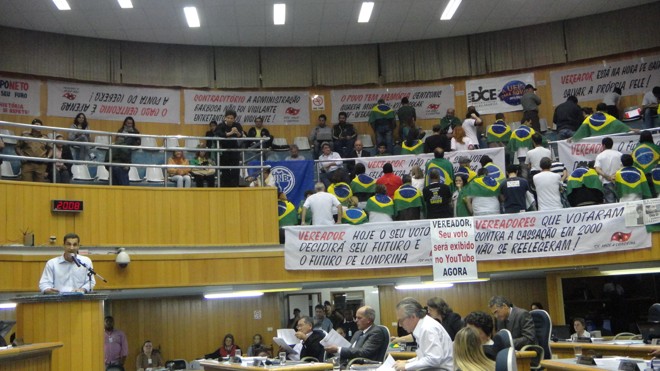 Manifestantes permanecem de costas enquanto o prefeito Barbosa Neto faz sua própria defesa | 
