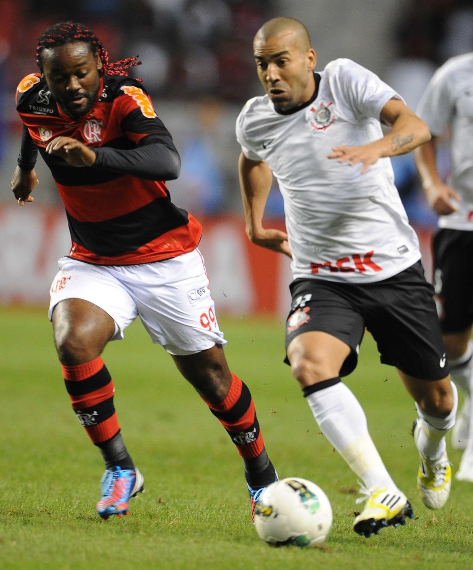 Emerson passa por Vagner Love; atacante corintiano perdeu pênalti no segundo tempo | Vanderlei Almeida / AFP