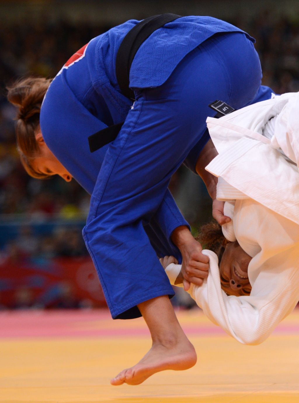Rafaela Silva ataca as pernas da adversária húngara | Johannes Eisele/AFP