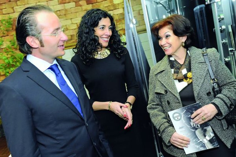 A designer de interiores Yara Mendes (à dir.) foi conferir o coquetel de lançamento da linha de banho da italiana Novellini, comandado por Maria Eugênia Grau-Bassas (ao centro), diretora da marca no Brasil, e Gianluca Scavuzzo, gerente de exportação da matriz italiana | Gerson Lima