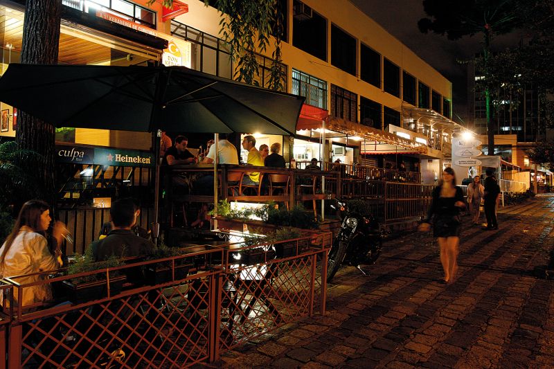 Espaços culturais ajudaram aumentar a circulação de pessoas pelas ruas do bairro | Marcelo Elias/Gazeta do Povo