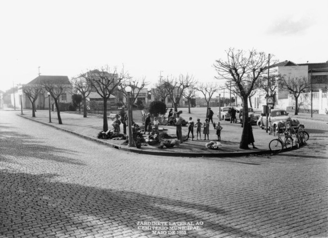Praça do Redentor, conhecida como Praça do Gaúcho, jardinete lateral ao Cemitério Municipal São Francisco da Paula: bicicletas no cotidiano. Foto de Arthur Wischral, em maio de 1953 | 