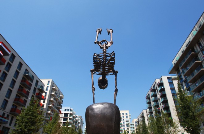 Uma escultura alusiva ao salto sobre o cavalo, da ginástica, enfeita a Vila Olímpica de Londres | 