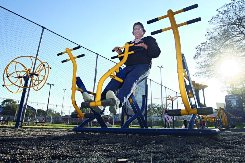 Na academia ao ar livre, Maurílio Bastos vive sua nova rotina diária: diabete o obrigou a parar de fumar, comer melhor e se exercitar | Felipe Rosa/Gazeta do Povo