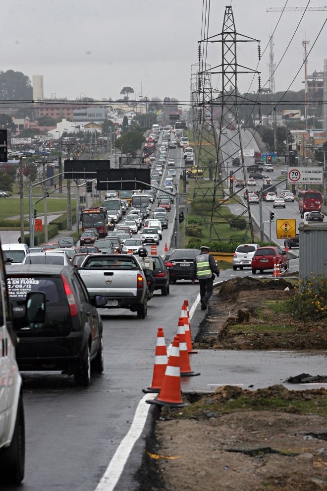 Fim do desvio na pista sentido São José dos Pinhais na altura da Vila das Torres | 
