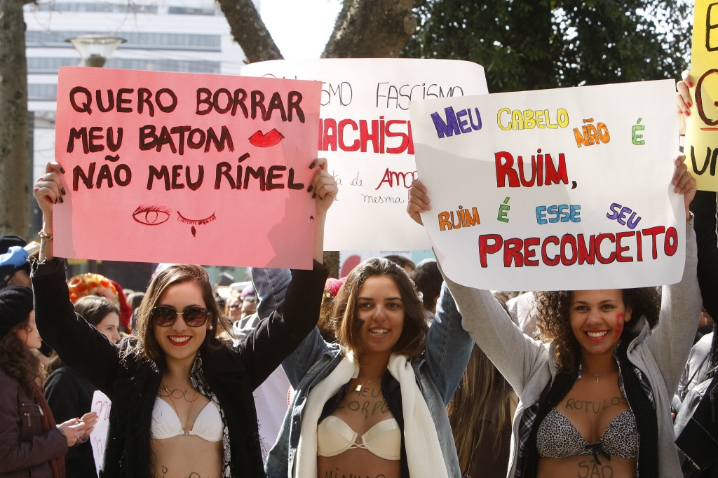 Manifestantes protestam durante a Marcha das Vadias, na manhã deste sábado (14), em Curitiba | Hugo Harada / Gazeta do Povo