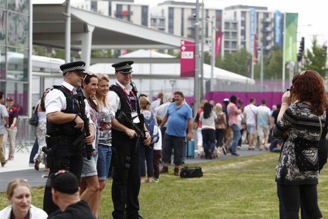 Seguranças fazem um intervalo rapido para tirar foto | 