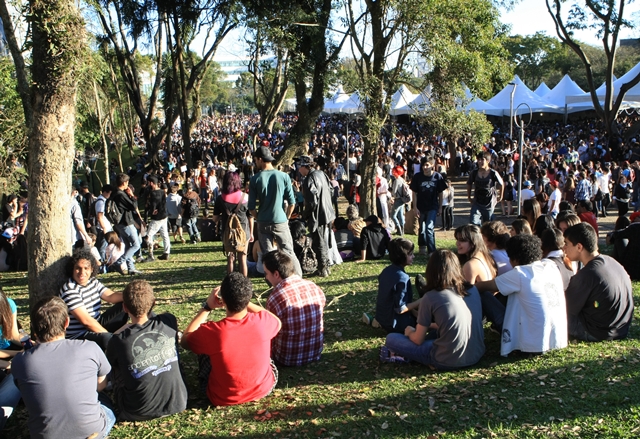 Jovens eram a grande maioria dentre o público que prestigiou o Imin Matsuri | Aniele Nascimento / Gazeta do Povo
