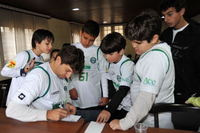Tcheco dá autógrafos para crianças na colônia de férias do Coxa | 