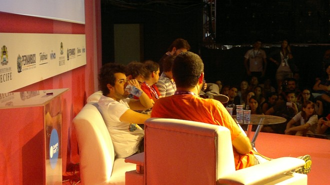 Mediado por Edney Souza, as histórias de celebridades foram o destaque principal da apresentação |